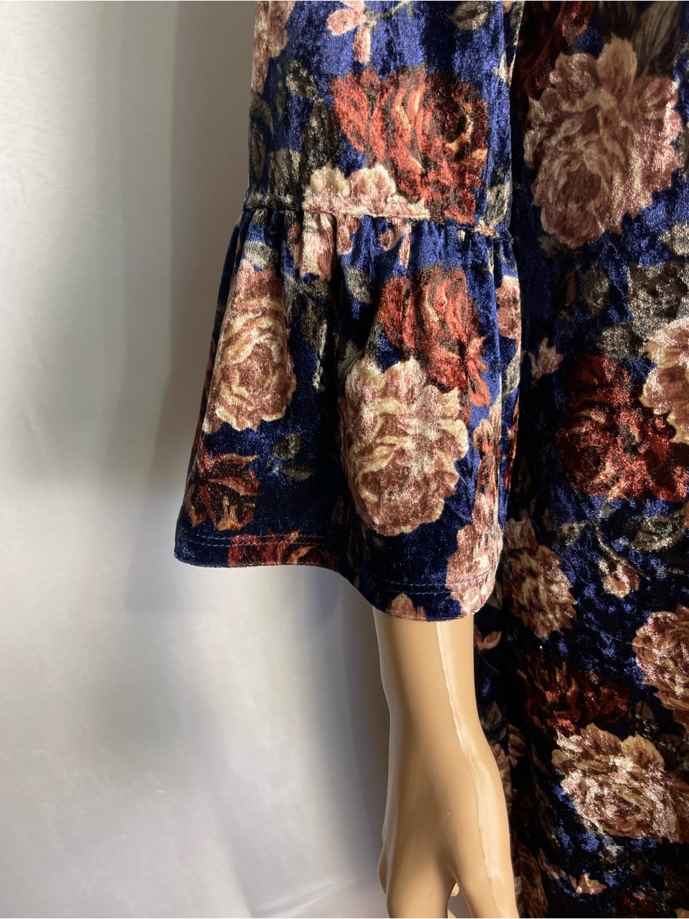 Velvet Floral Long-Sleeve Shift Dress in Navy - Picture 3 of 7